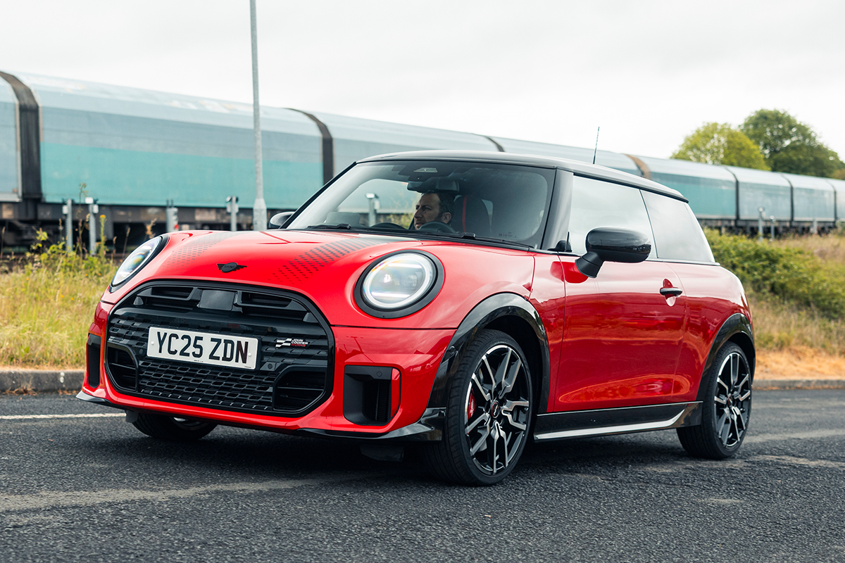 MINI Aceman estacionado.